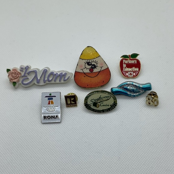 Lot of 8 x Pins - Picture 2 of 4